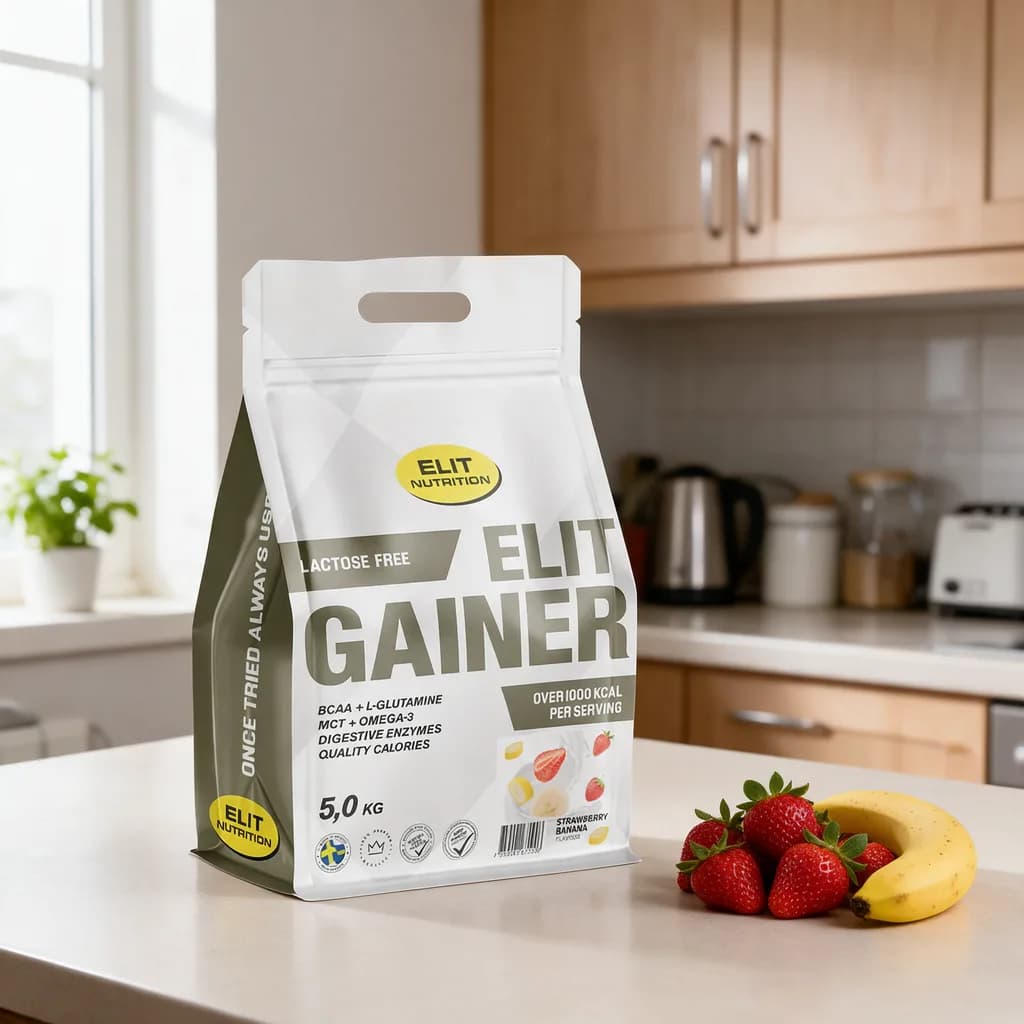 Elit Nutrition Elit Gainer -pussi puisella keittiön pöydällä mansikoiden ja banaanin vieressä