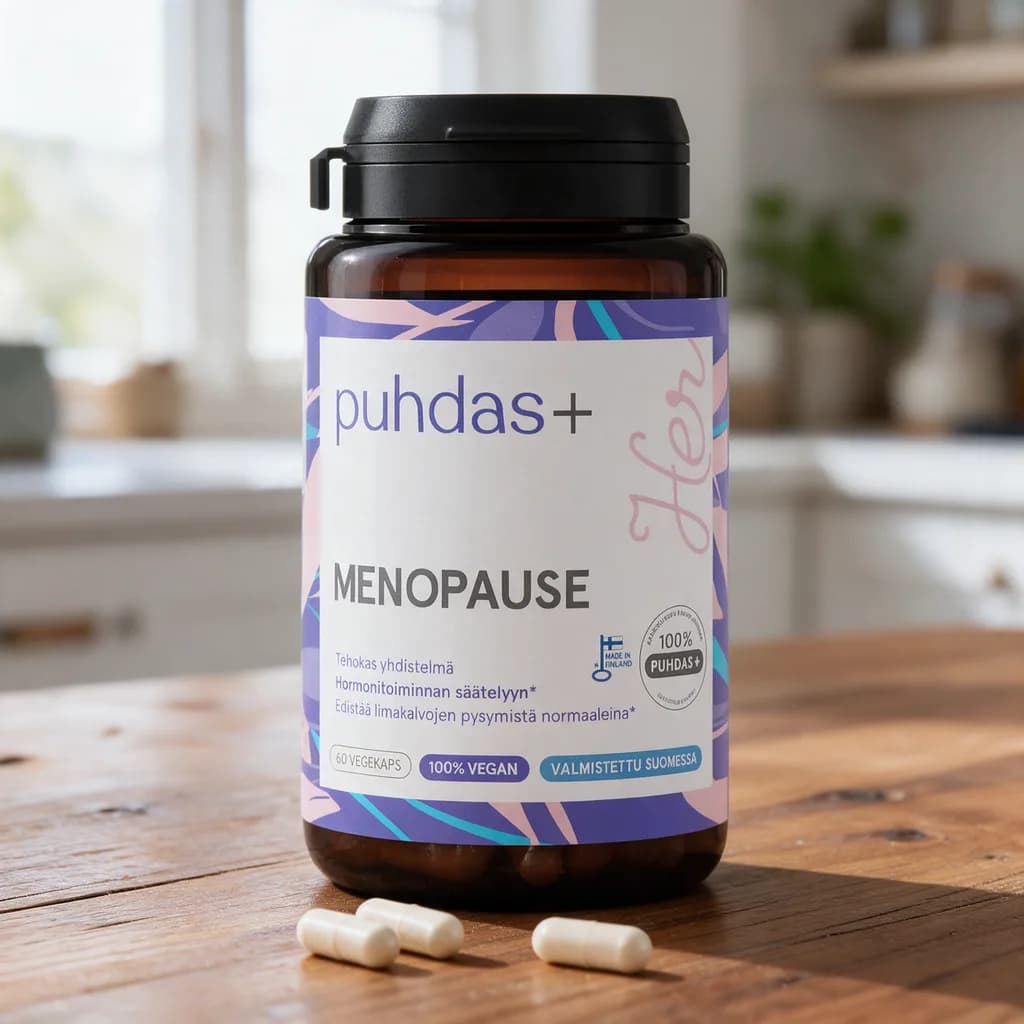 Tumma Puhdas+ Menopause -purkki violetilla etiketillä puisella keittiön pöydällä, edessä muutama vaalea kapseli