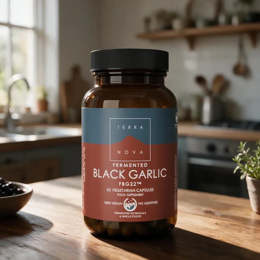 Terranova Fermented Black Garlic -lasipurkki puisella keittiön pöydällä