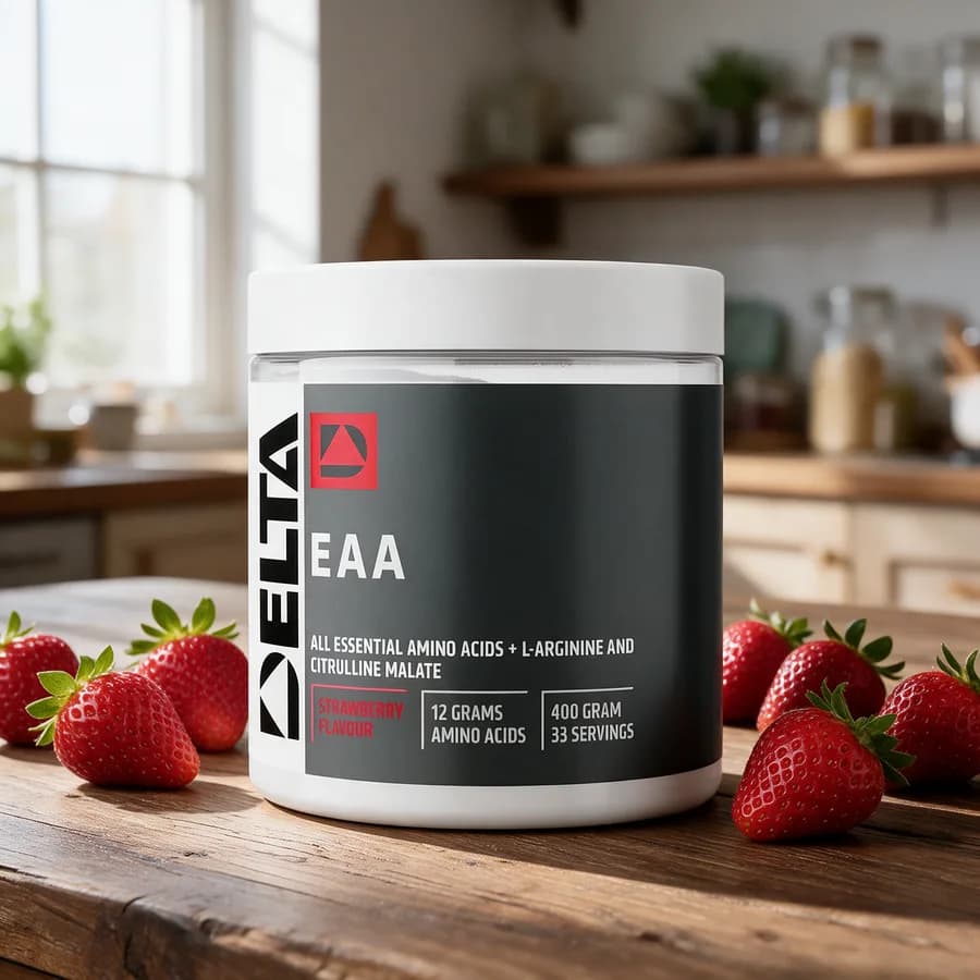 Valkoinen Delta Nutrition EAA -purkki punaisella kolmiologolla puisella keittiön pöydällä