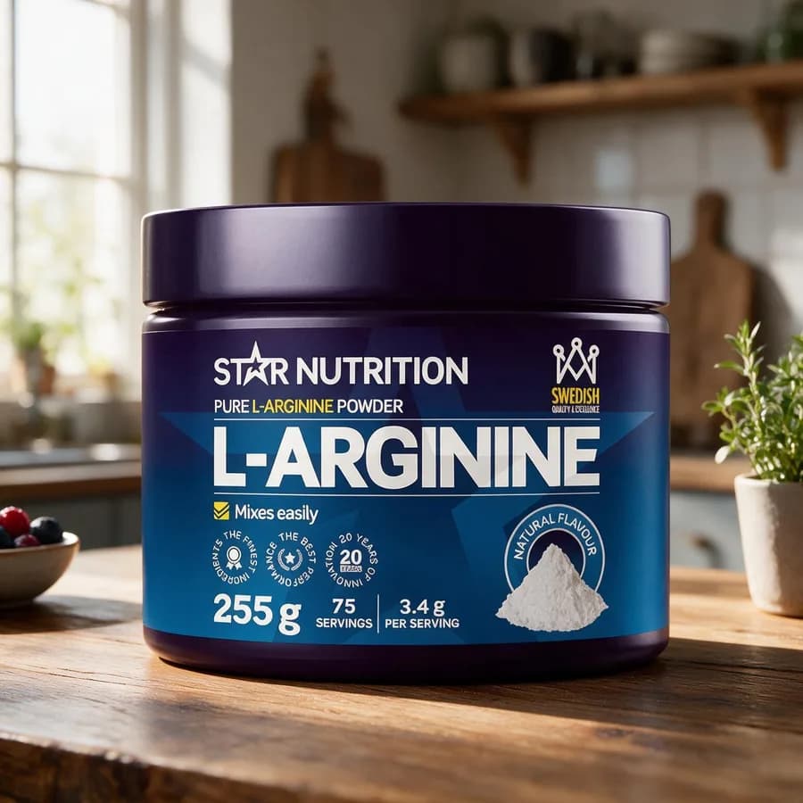 Star Nutrition L-Arginine -purkki puisella keittiön pöydällä marjakulhon ja yrttiruukun välissä