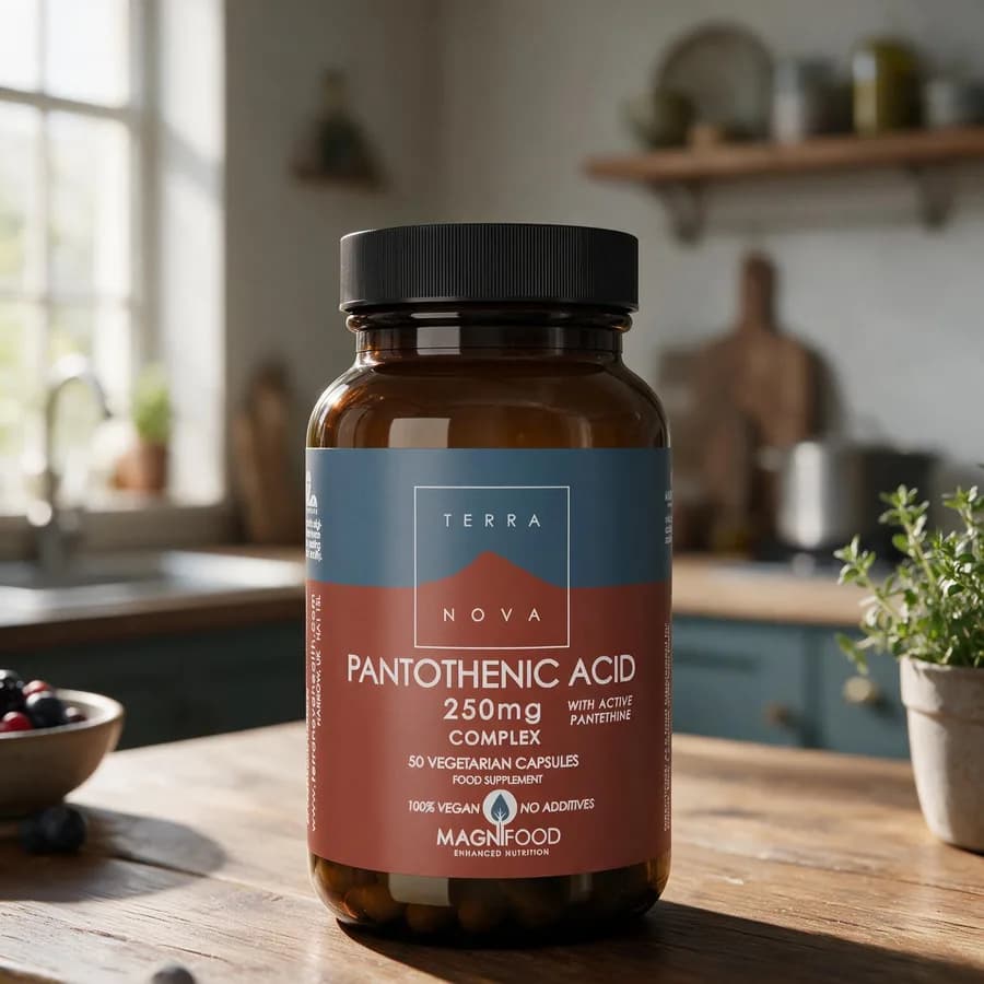 Ruskea Terranova Pantothenic Acid 250 mg Complex -purkki mustalla kannella ja sini-punaisella etiketillä puisella keittiön pöydällä