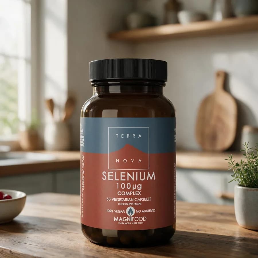 Ruskea Terranova Selenium 100 µg Complex -lasipurkki mustalla kannella ja sinisellä ja punaruskealla etiketillä puisella keittiön pöydällä