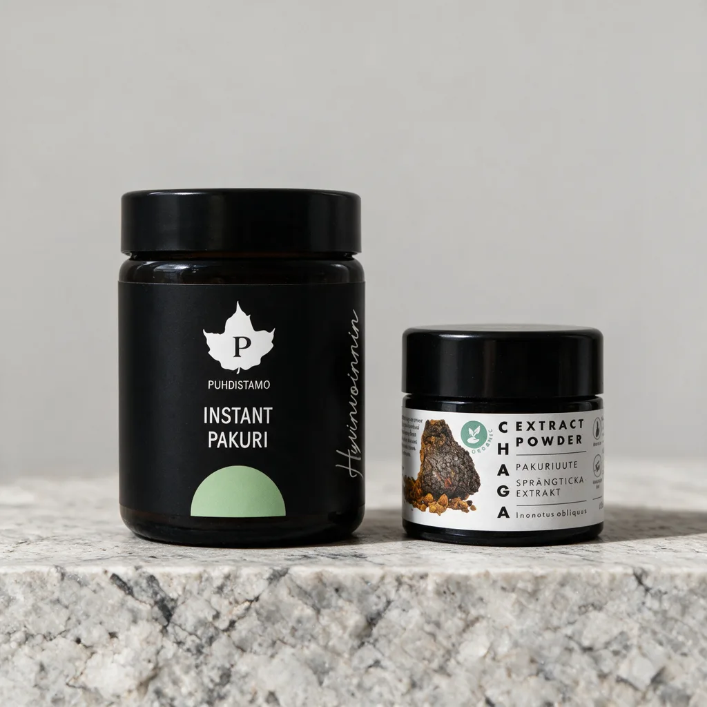 Kaksi mustaa lasipurkkia, Puhdistamo Instant Pakuri ja Kääpä Chaga Extract Powder, harmaalla kivitasolla