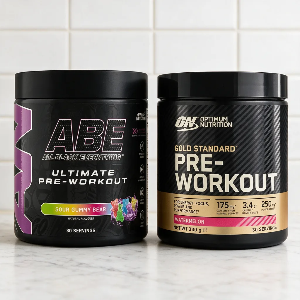 ABE ja Gold Standard Pre-Workout, kaksi mustaa purkkia rinnakkain, taustalla keittiön kaakelit
